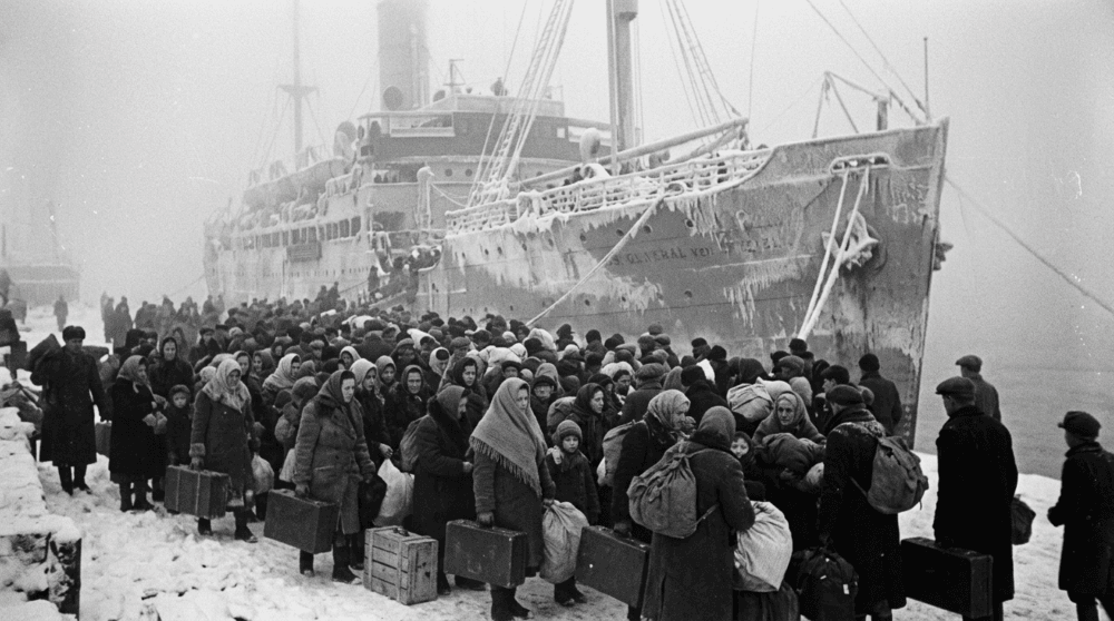 Firefly_Historisches Schwarzweißfoto im Stil einer dokumentarischen Aufnahme vom Januar 1945- 624984