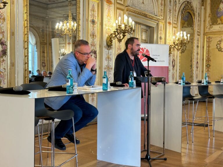 Hausbesuche (Lesungen) 1 Christian Hardinghaus am Rednerpult im Musiksaal des Hessischen Landtags
